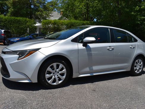 Used 2021 Toyota Corolla LE FWD image 2