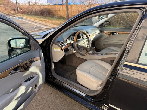 Used 2008 Mercedes-Benz E 350 4MATIC Sedan image 13