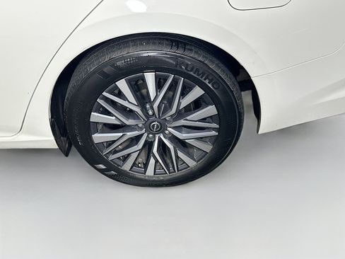 Used 2025 Nissan Altima 2.5 SV FWD image 11