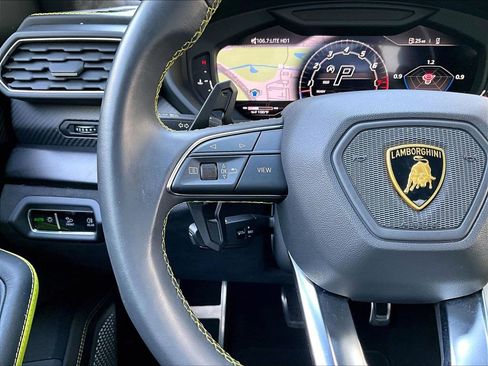 Used 2022 Lamborghini Urus AWD/4WD image 23