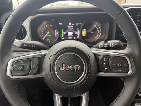 Used 2025 Jeep Wrangler Unlimited Sahara w/ Safety Group AWD/4WD image 15