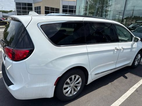 Used 2019 Chrysler Pacifica Touring-L FWD image 5