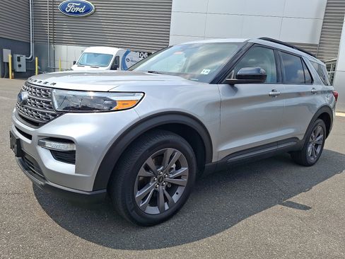 Certified 2023 Ford Explorer XLT w/ Equipment Group 202A AWD/4WD image 5