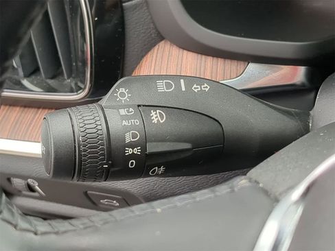 Used 2020 Volvo V60 T5 Cross Country image 26