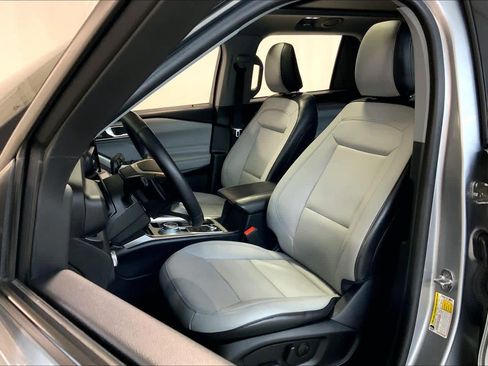 Used 2021 Ford Explorer XLT w/ Equipment Group 202A image 7