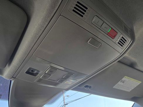 Used 2022 Volkswagen Tiguan SE image 32