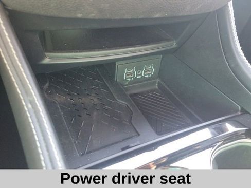 Used 2025 Chrysler Pacifica Limited image 7