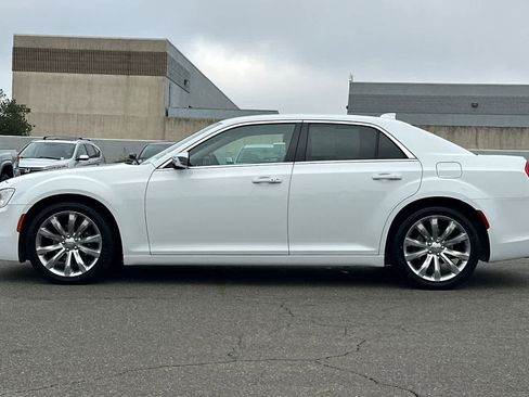 Used 2018 Chrysler 300 Touring w/ Chrome Appearance Package image 9