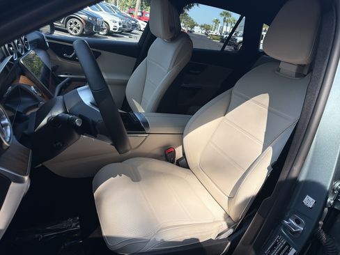 Used 2025 Mercedes-Benz GLC 350e 4MATIC image 16