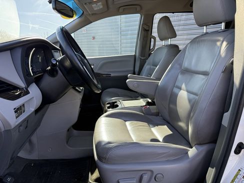 Used 2015 Toyota Sienna XLE image 19