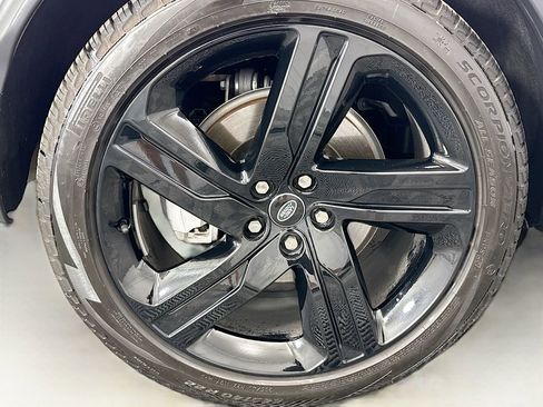 Certified 2025 Land Rover Discovery S image 32