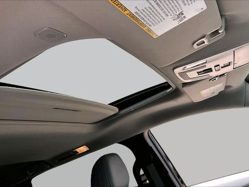 Used 2025 Toyota Sienna XLE w/ XLE Plus Package FWD image 14