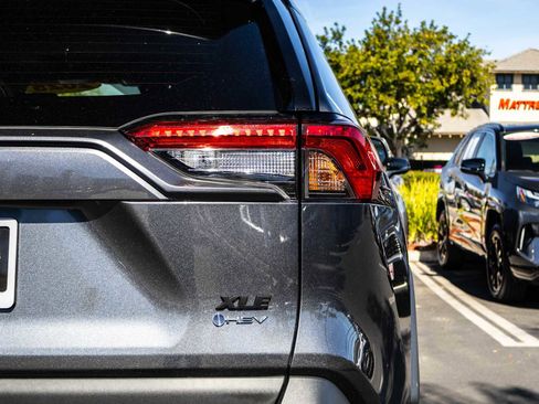 Used 2025 Toyota RAV4 XLE w/ Convenience Package image 10