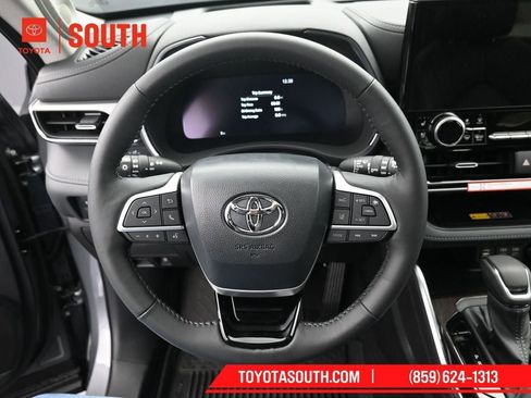 New 2026 Toyota Highlander Platinum image 25