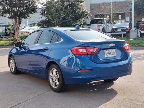 Used 2018 Chevrolet Cruze LT w/ Convenience Package FWD image 5