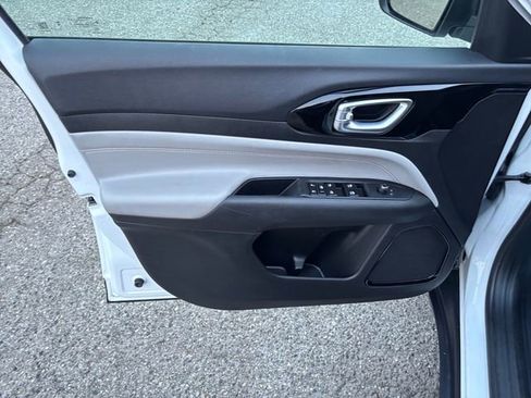 Used 2023 Jeep Compass Limited image 28