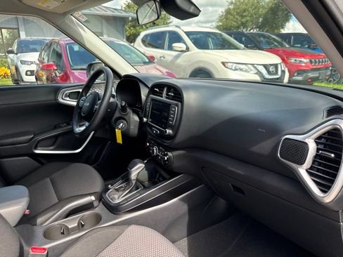 Used 2025 Kia Soul LX w/ LX Technology Package FWD image 10