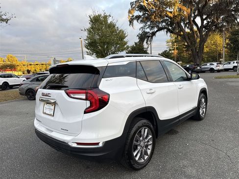 Used 2024 GMC Terrain SLT image 3