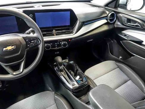 Certified 2025 Chevrolet Trax LT FWD image 17