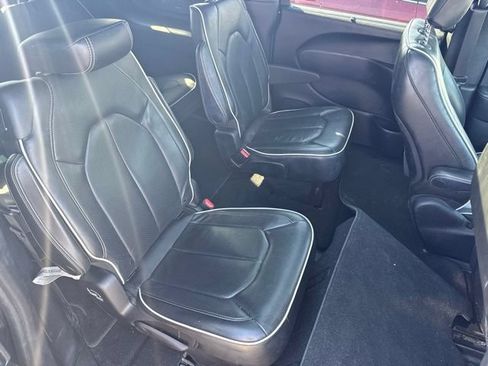 Used 2019 Chrysler Pacifica Limited w/ Advanced Safetytec Group FWD image 8
