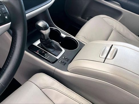 Used 2016 Toyota Highlander XLE image 16
