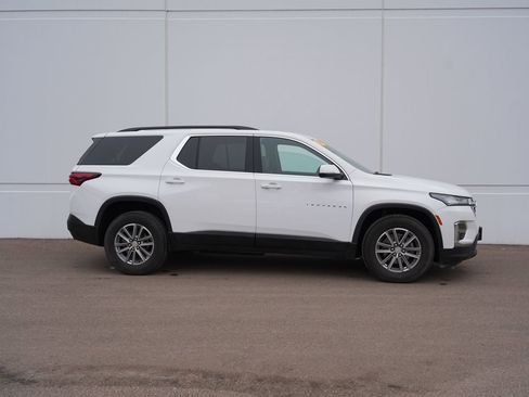 Used 2023 Chevrolet Traverse LT image 2