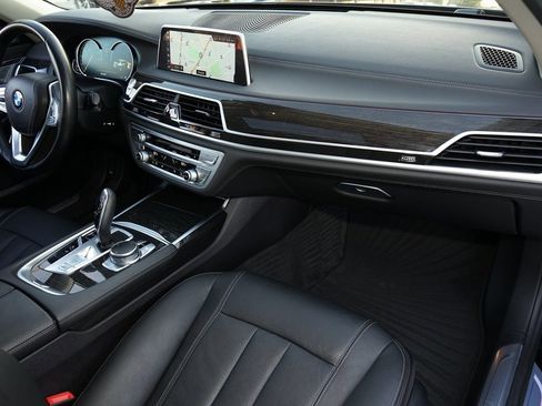 Used 2018 BMW 740i image 5