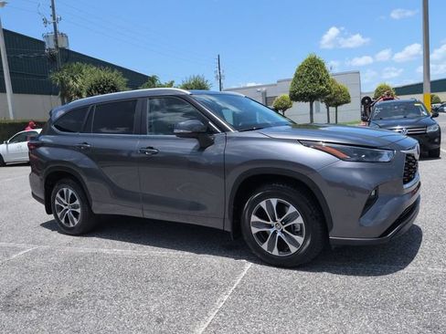 Certified 2023 Toyota Highlander XLE FWD image 1