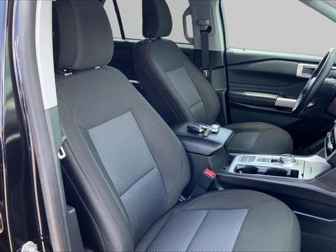 Certified 2024 Ford Explorer XLT RWD image 9