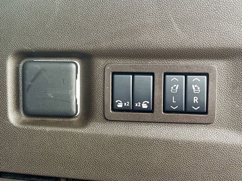 Used 2024 GMC Yukon XL SLT w/ SLT Luxury Package image 15