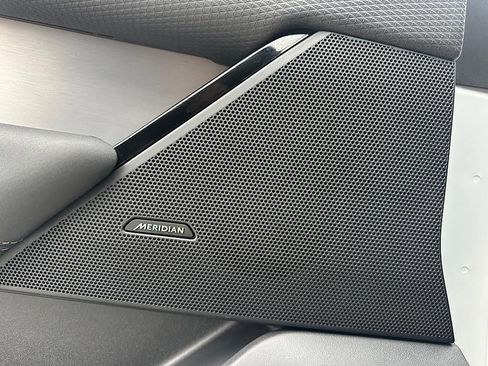 Used 2023 Land Rover Range Rover Velar R-Dynamic S image 19