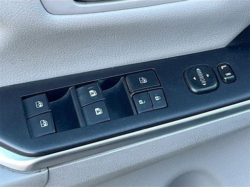 Used 2016 Toyota Camry SE image 17