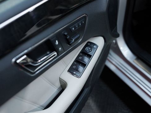 Used 2010 Mercedes-Benz E 550 4MATIC Sedan image 29