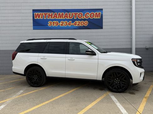 Used 2026 Ford Expedition Platinum w/ Stealth Performance Package image 3