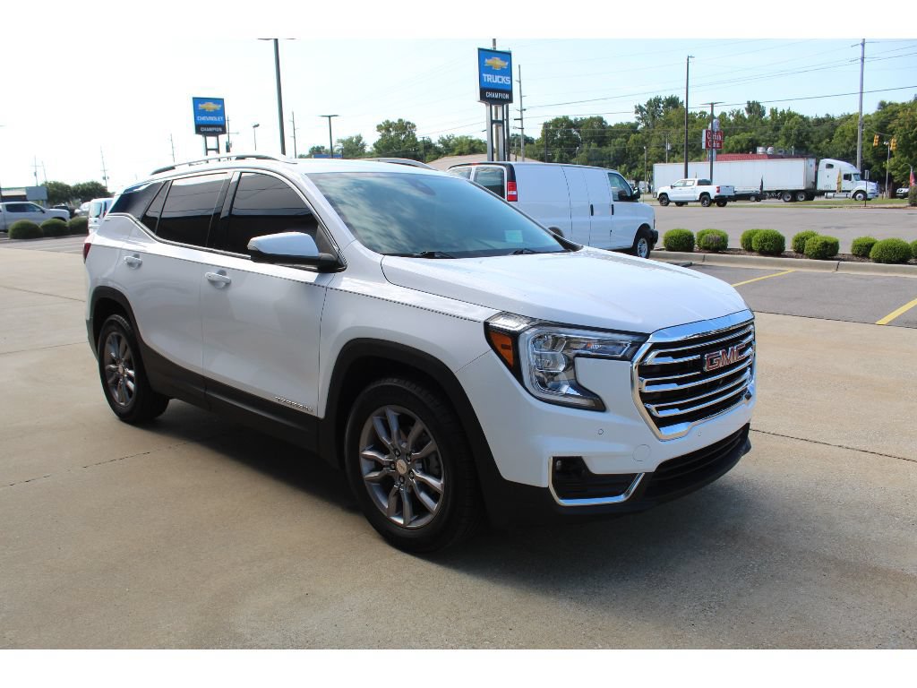 Used 2022 GMC Terrain SLT w/ Infotainment Package II FWD image 4