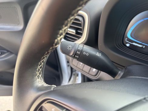 Used 2025 Hyundai Venue SEL image 29