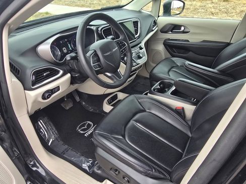Used 2023 Chrysler Pacifica Touring-L FWD image 24