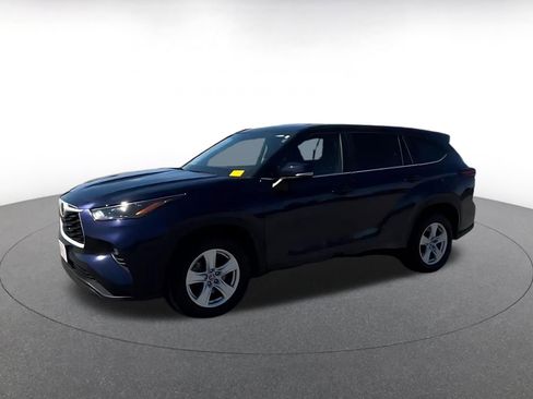 Used 2025 Toyota Highlander LE FWD image 8