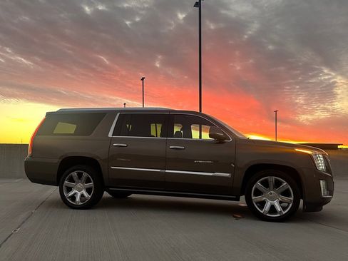 Used 2015 Cadillac Escalade ESV Premium image 4