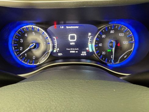 Used 2024 Chrysler Pacifica Touring-L FWD image 25