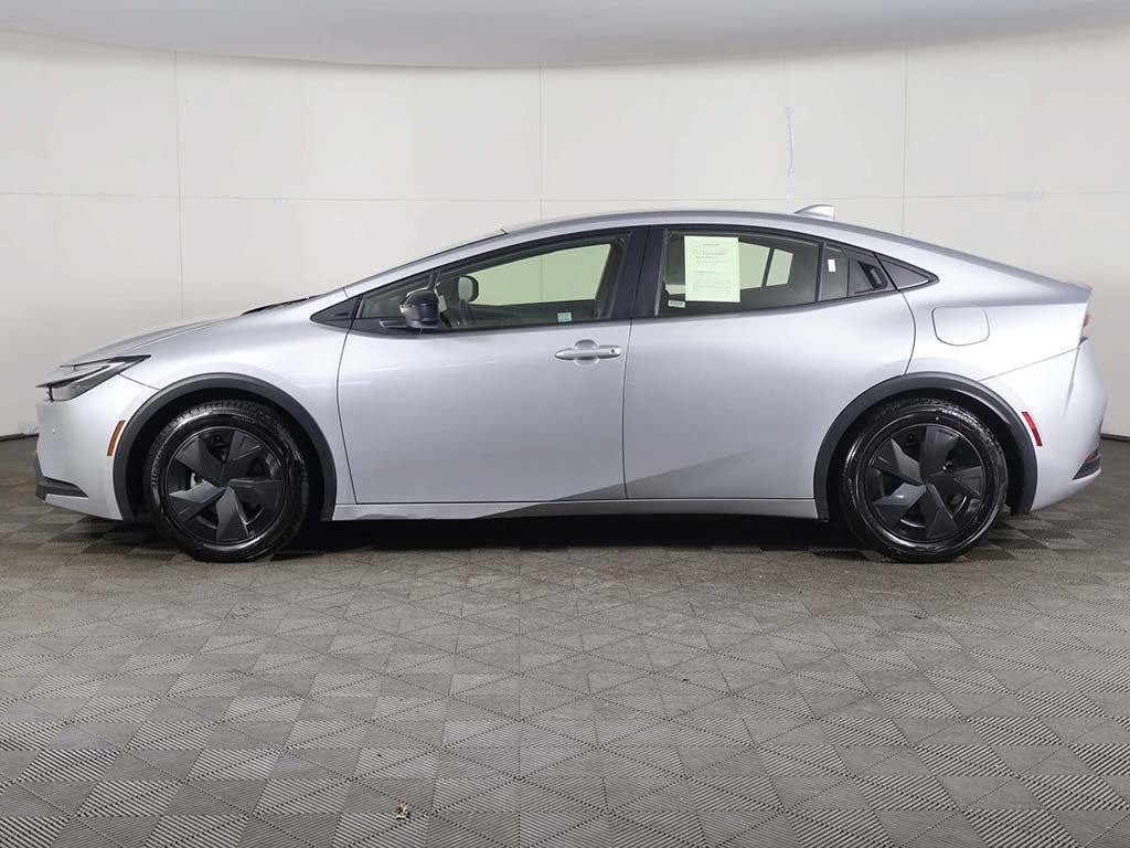 Used 2025 Toyota Prius LE FWD image 16