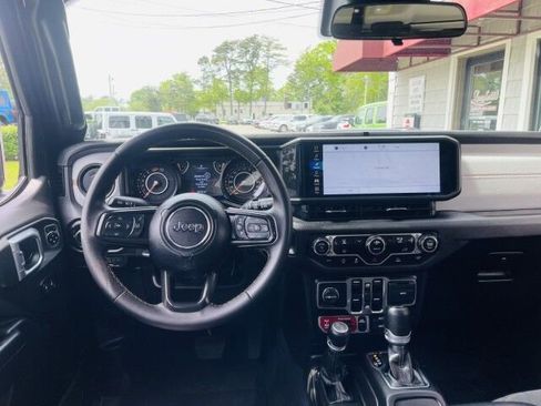 Used 2024 Jeep Wrangler Unlimited Sport AWD/4WD image 17