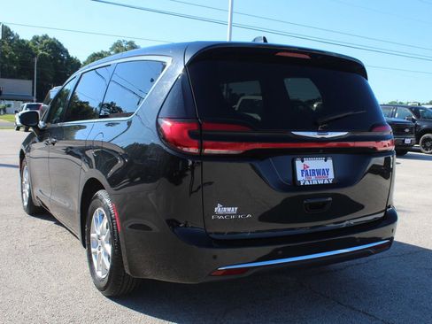 Used 2023 Chrysler Pacifica Touring-L FWD image 4
