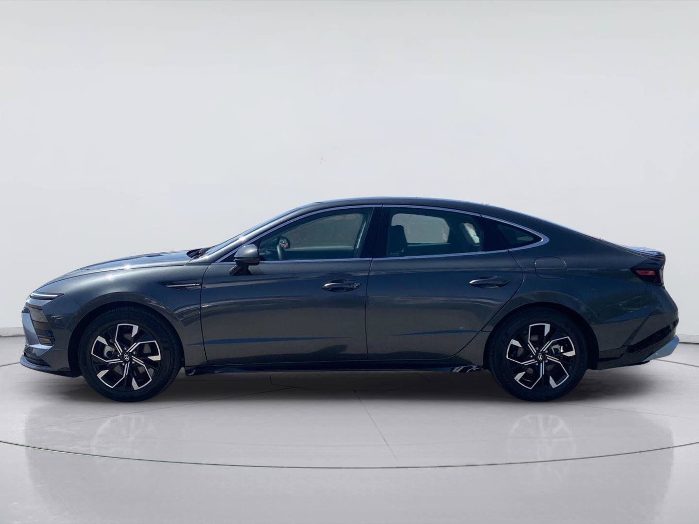 Used 2025 Hyundai Sonata SEL FWD image 2