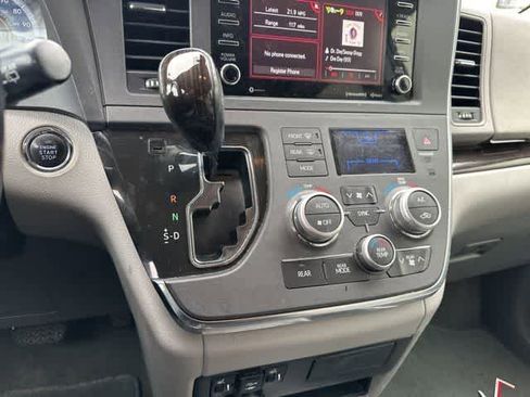 Used 2018 Toyota Sienna XLE image 9