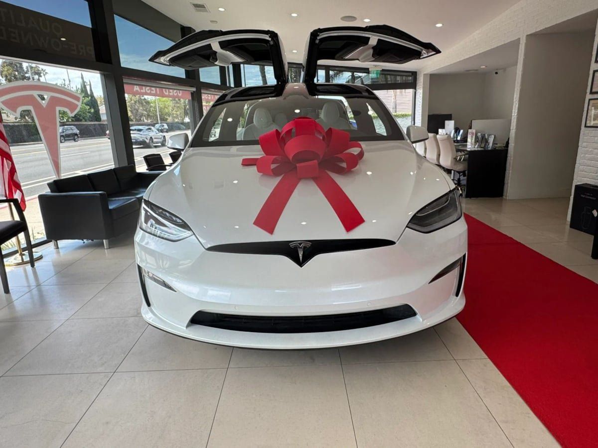Used 2023 Tesla Model X AWD/4WD image 2