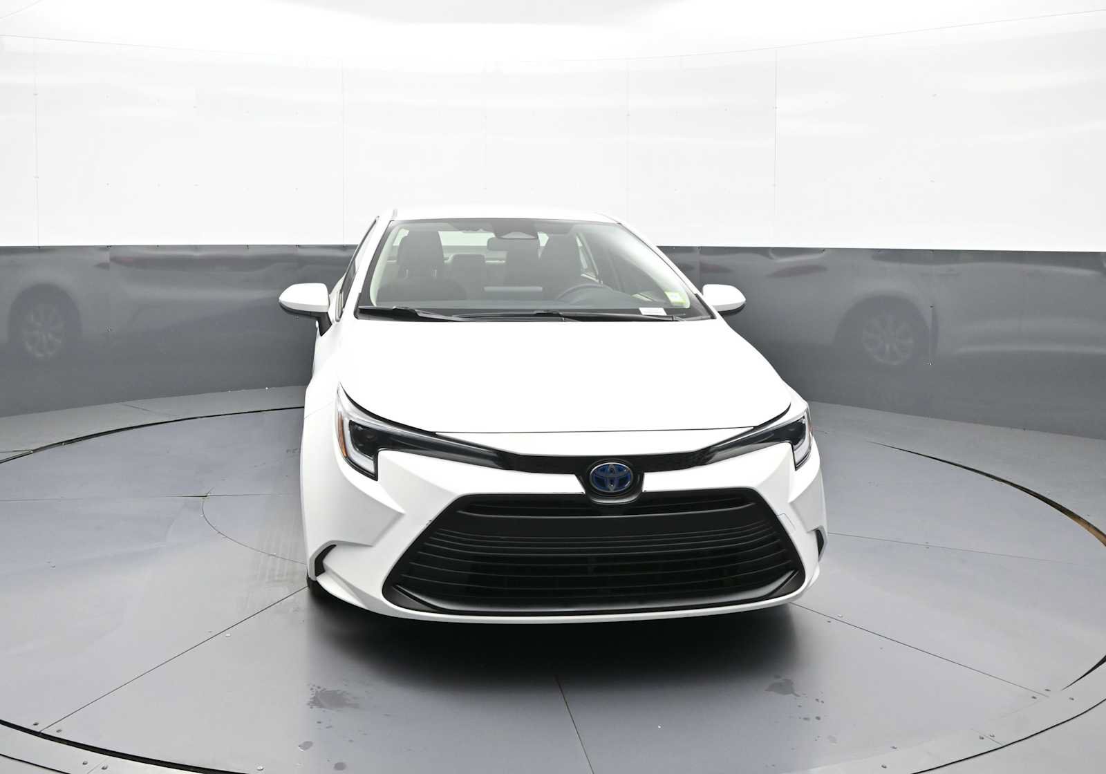 Used 2023 Toyota Corolla LE FWD image 2