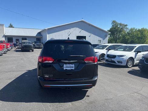 Used 2019 Chrysler Pacifica Touring-L FWD image 6