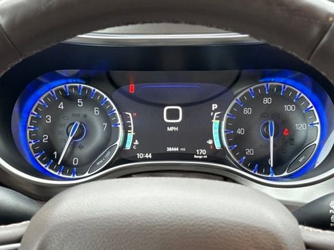 Used 2017 Chrysler Pacifica Touring-L Plus w/ Tire & Wheel Group image 18