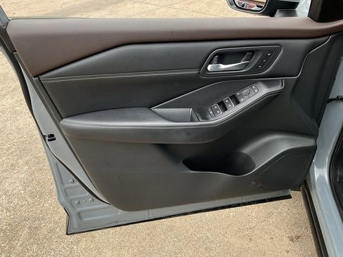 Used 2022 Nissan Rogue SL w/ SL Premium Package image 11